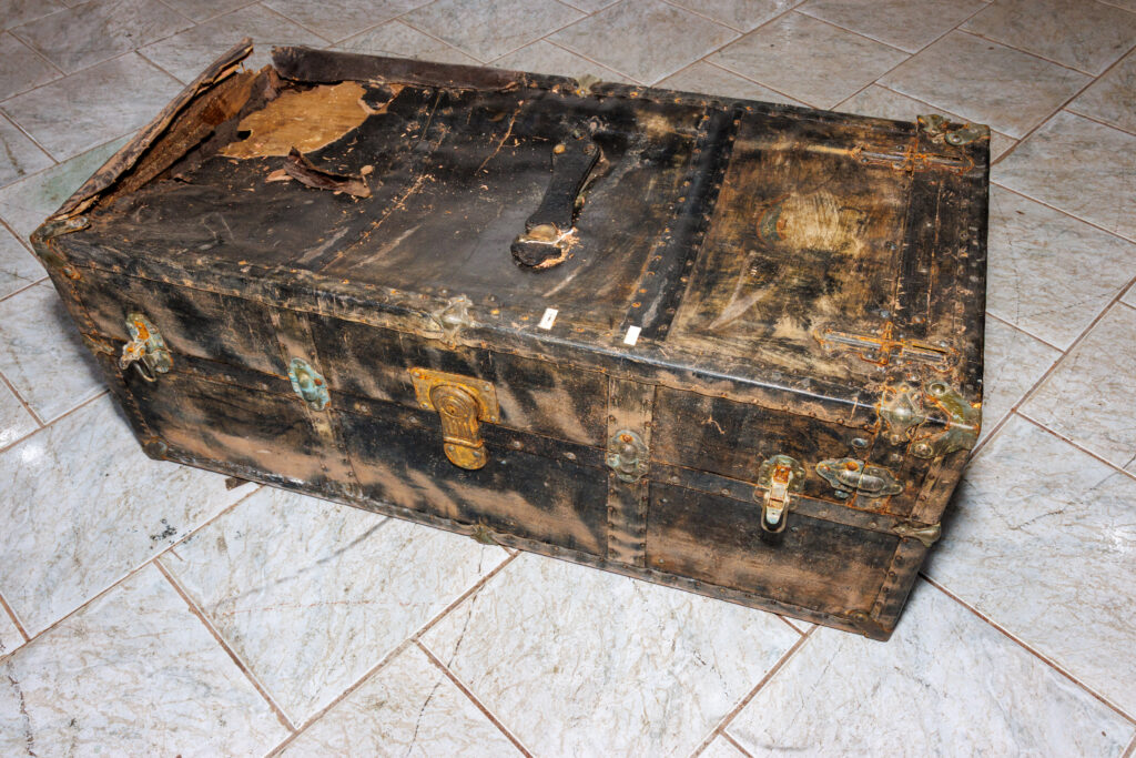 Baú/Arca preta em couro e ornamentos - acervo do Museu Histórico Visconde de São Leopoldo - foto ©2025 Nilton Santolin