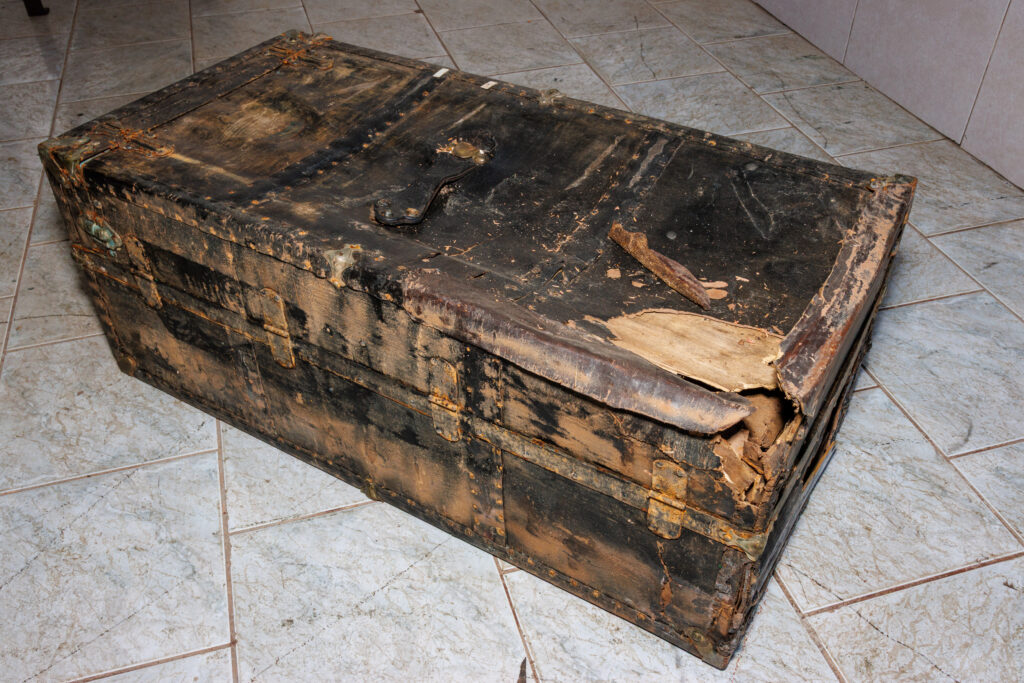 Baú/Arca preta em couro e ornamentos - acervo do Museu Histórico Visconde de São Leopoldo - foto ©2025 Nilton Santolin