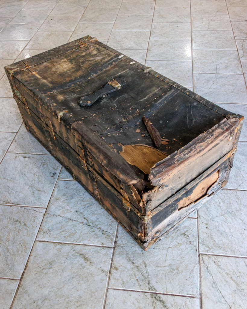 Baú/Arca preta em couro e ornamentos - acervo do Museu Histórico Visconde de São Leopoldo - foto ©2025 Nilton Santolin